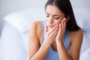 woman with discomfort in jaw